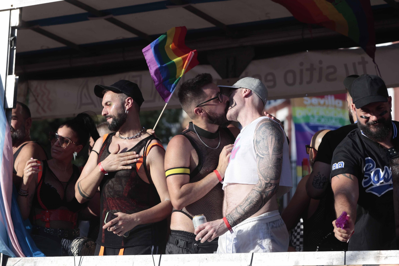 Las imágenes de la cabalgata del Orgullo LGTBI en Sevilla