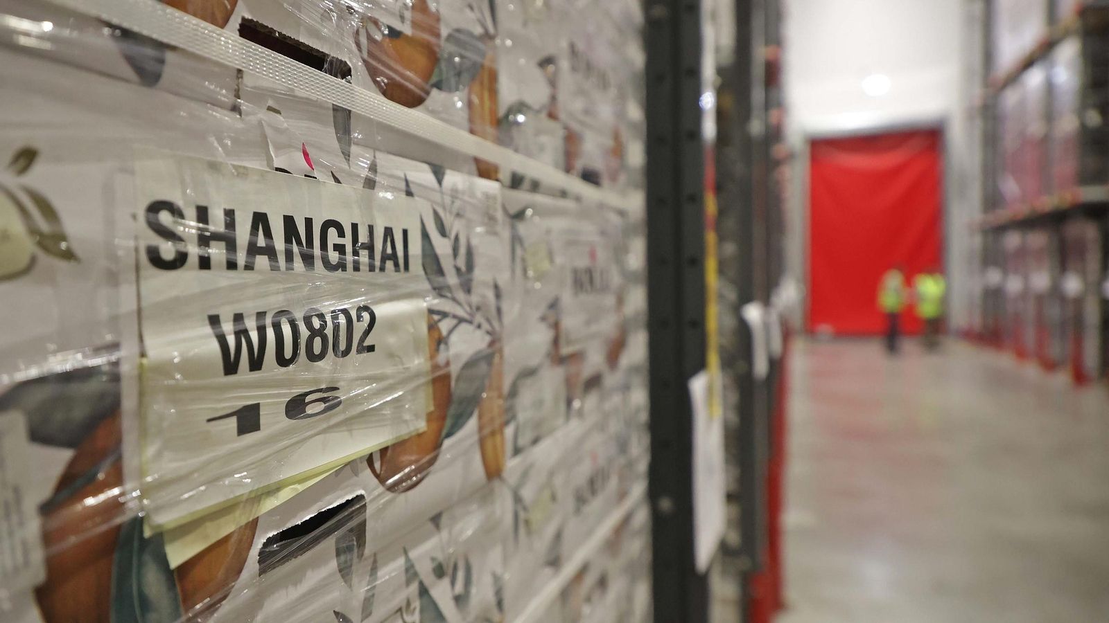 Palés de naranja valenciana con destino China, en una de las cámaras refrigerantes