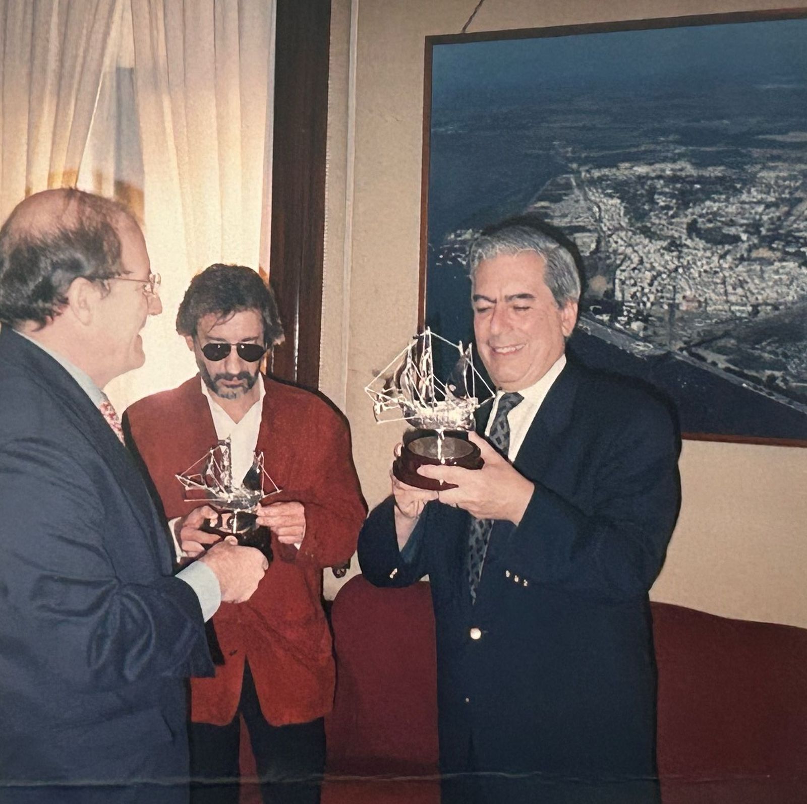 Las mejores imágenes del paso de Mario Vargas Llosa por Huelva en 1995, cuando fue presidente del jurado del Festival de Cine Iberoamericano
