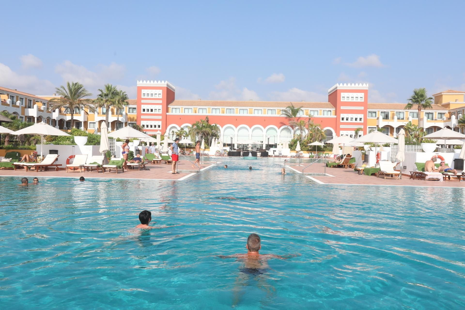 Clientes en una de las piscinas del Hotel Meliá, uno de los más destacados de Novo Sancti Petri.