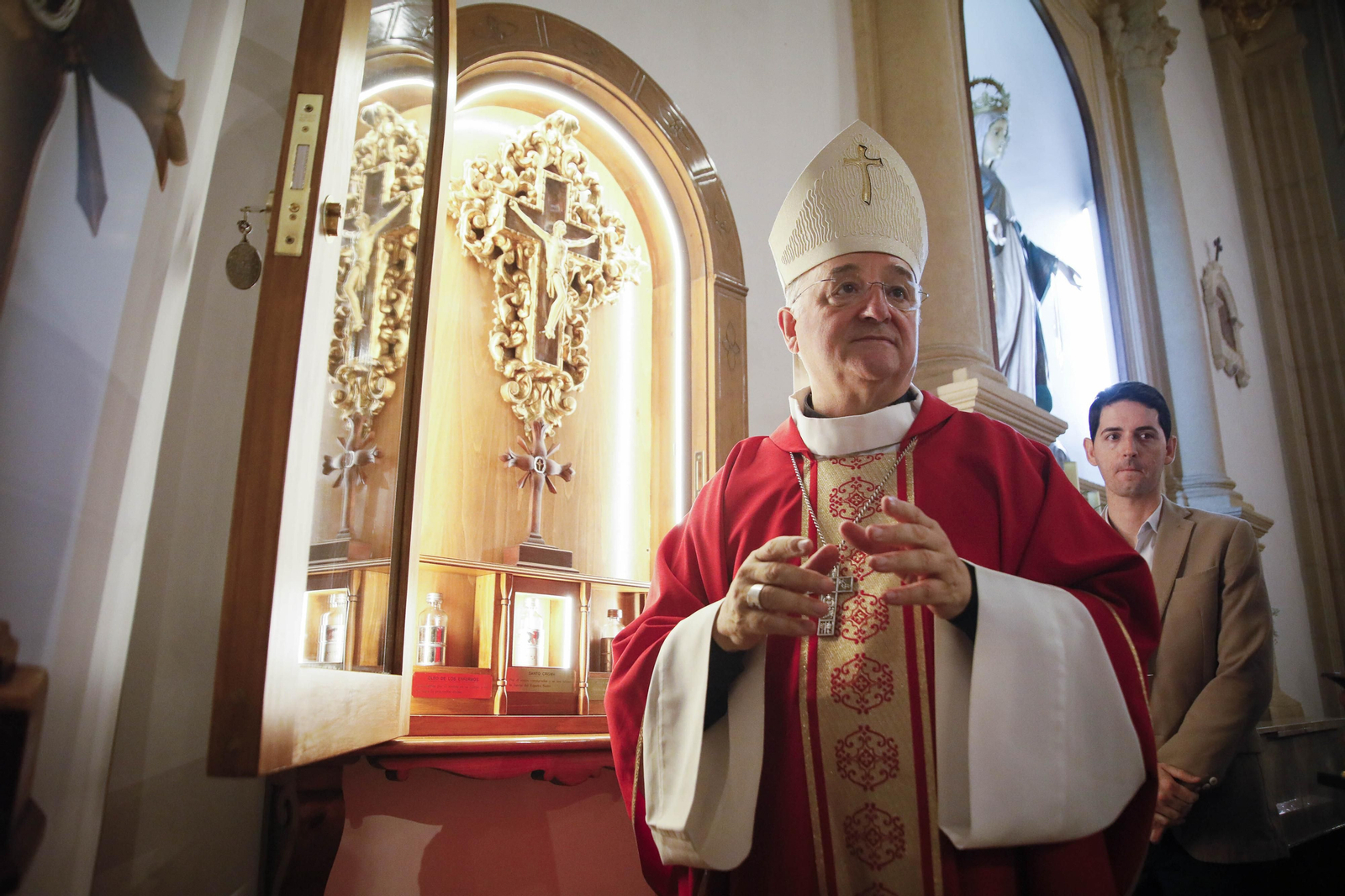 Así fue el Lignum Crucis en la Iglesia San Sebastián, en imágenes