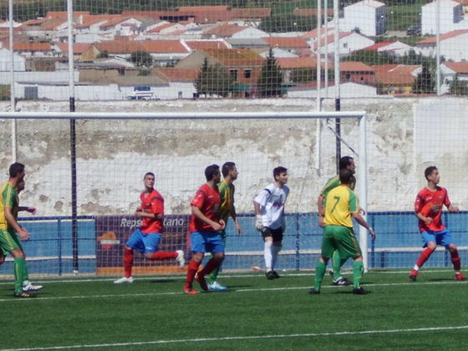 Los barreños, que enlazan cuatro jornadas sin perder, arrancan un punto en Peñarroya y aplazan el descenso al caer el Marinaleda./Fotos:Ernesto Mauris

Foto: Ernesto Mauris