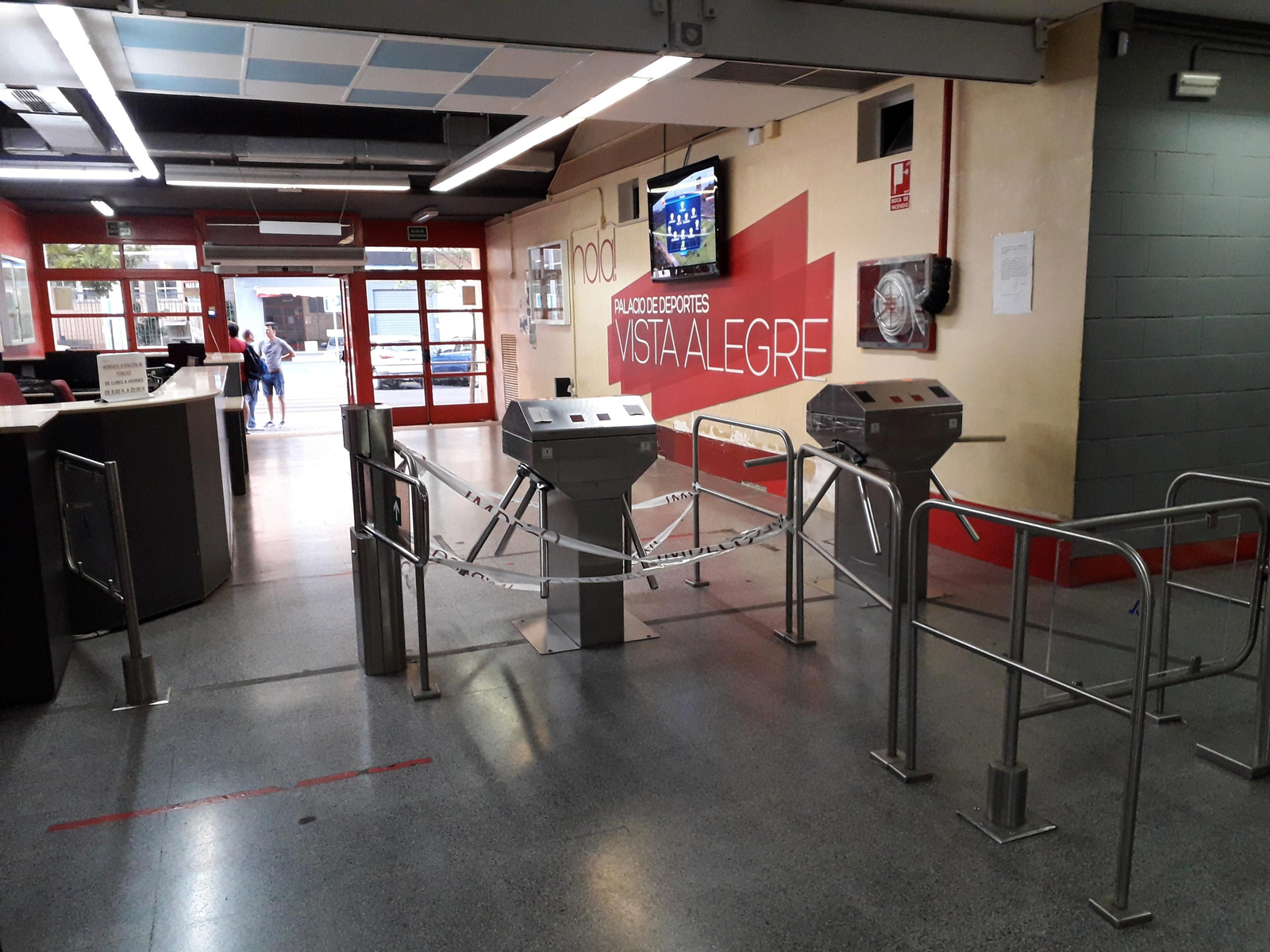 Los tornos de acceso al pabellón Vista Alegre, averiados.