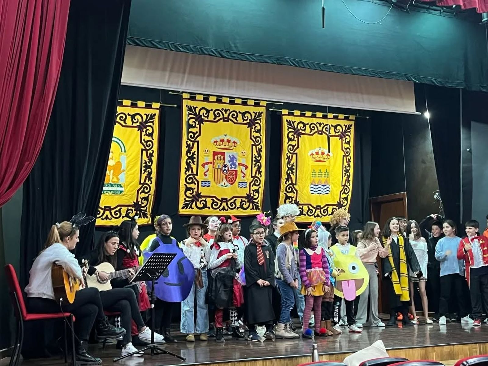 El alumnado del conservatorio actuó disfrazado ante familiares y amigos