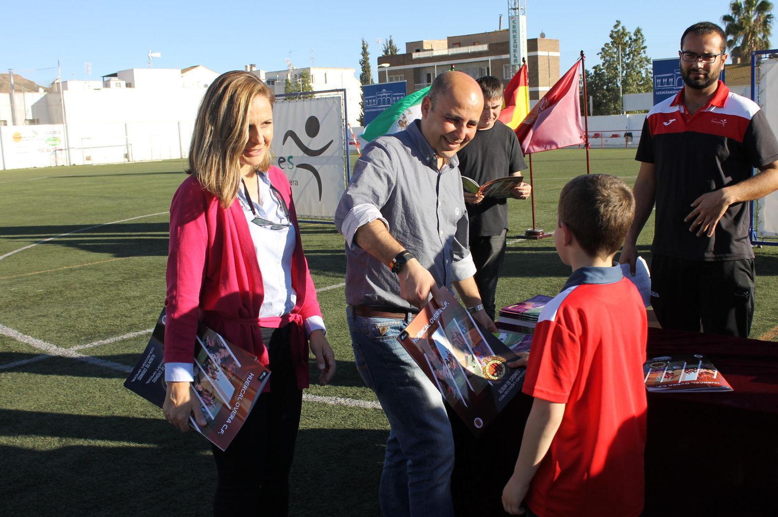Las estrellas del fútbol local ya coleccionan sus propios cromos