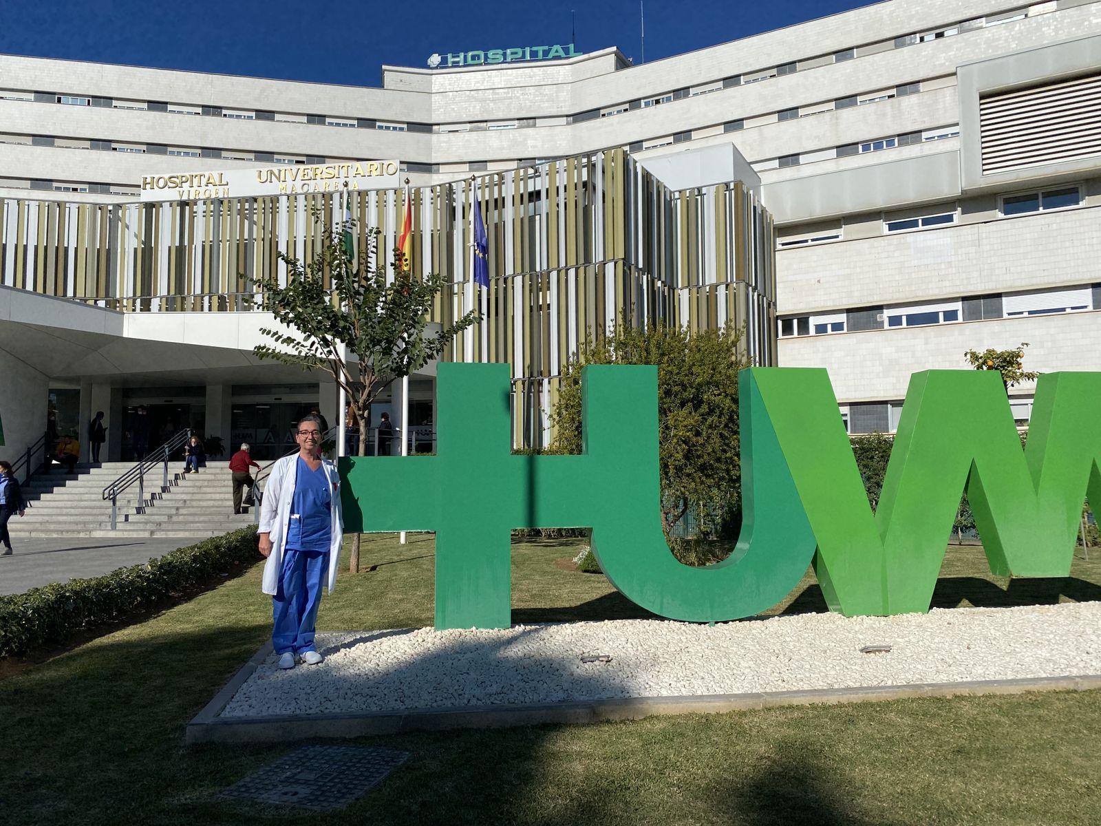 Ángeles Gil-Olarte Márquez, en la zona de acceso del hospital Virgen Macarena de Sevilla, horas antes de entrar a formar parte de la tripulación del ‘Juan Sebastián de Elcano’.