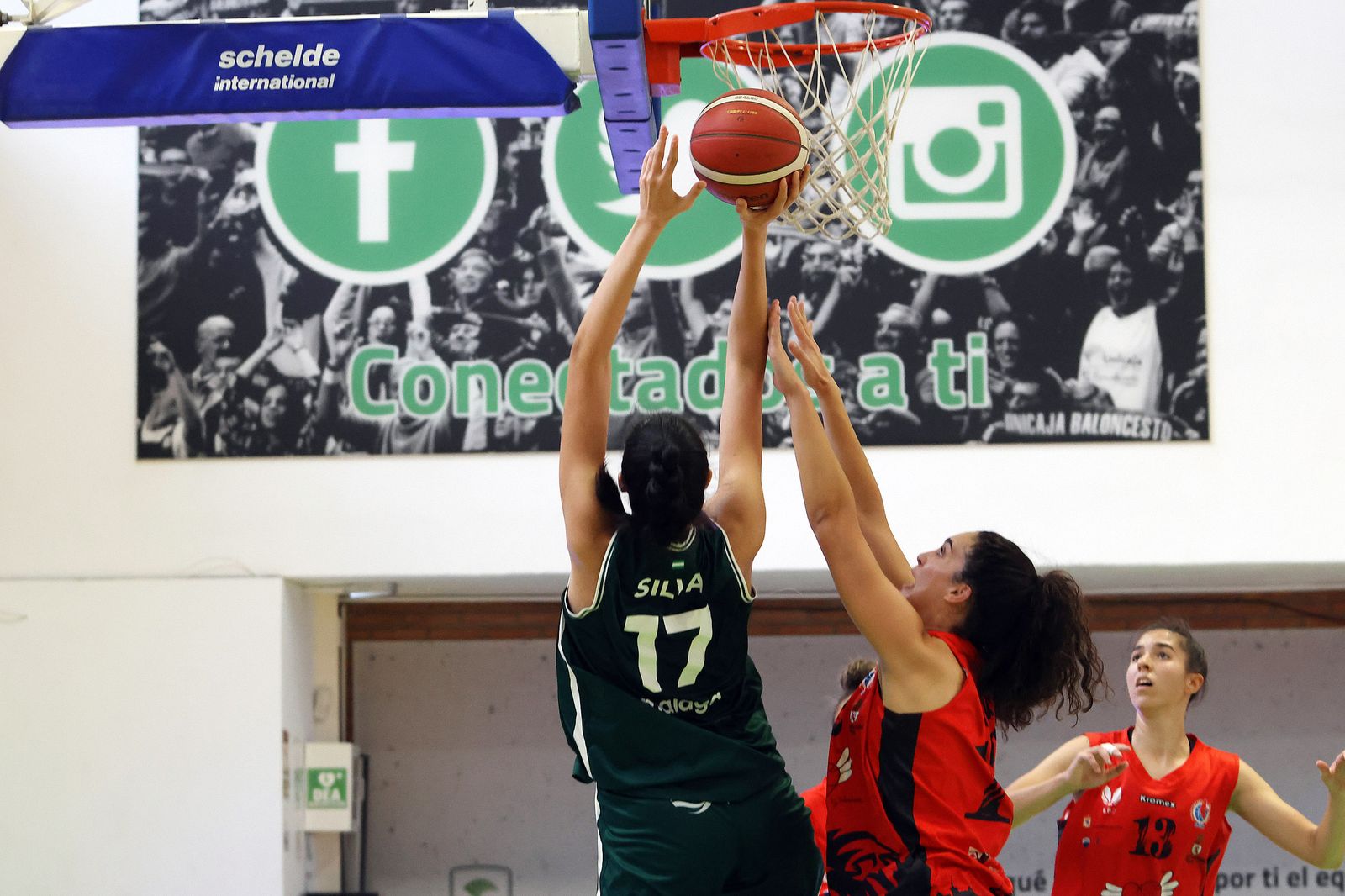 Clara Vieitas intenta anotar.