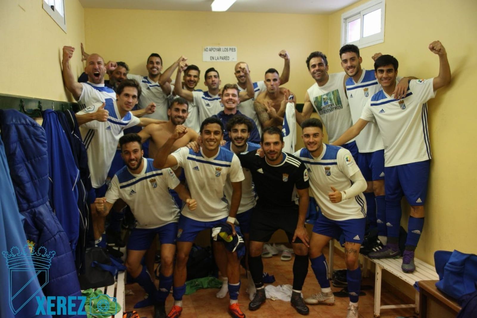 Los jugadores xerecistas celebran el triunfo en el vestuario.