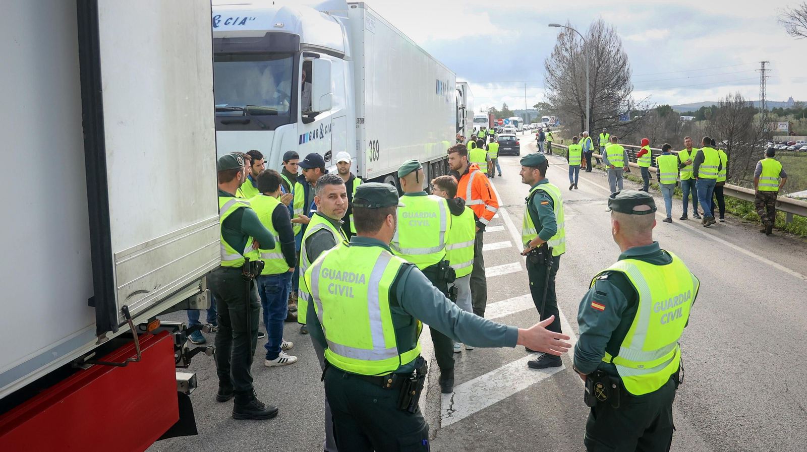 Los agricultores siguen en pie de guerra y cortan la A-381 en Jerez