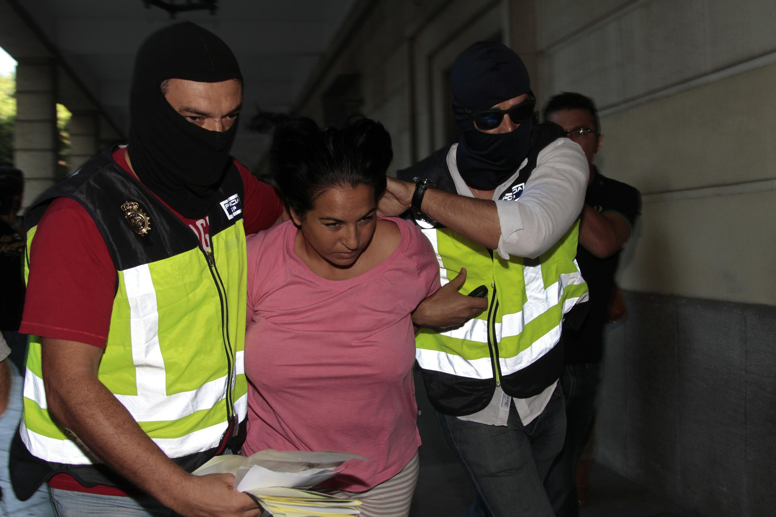 La mujer del Pollino es conducida por la Policía a los juzgados de Sevilla.