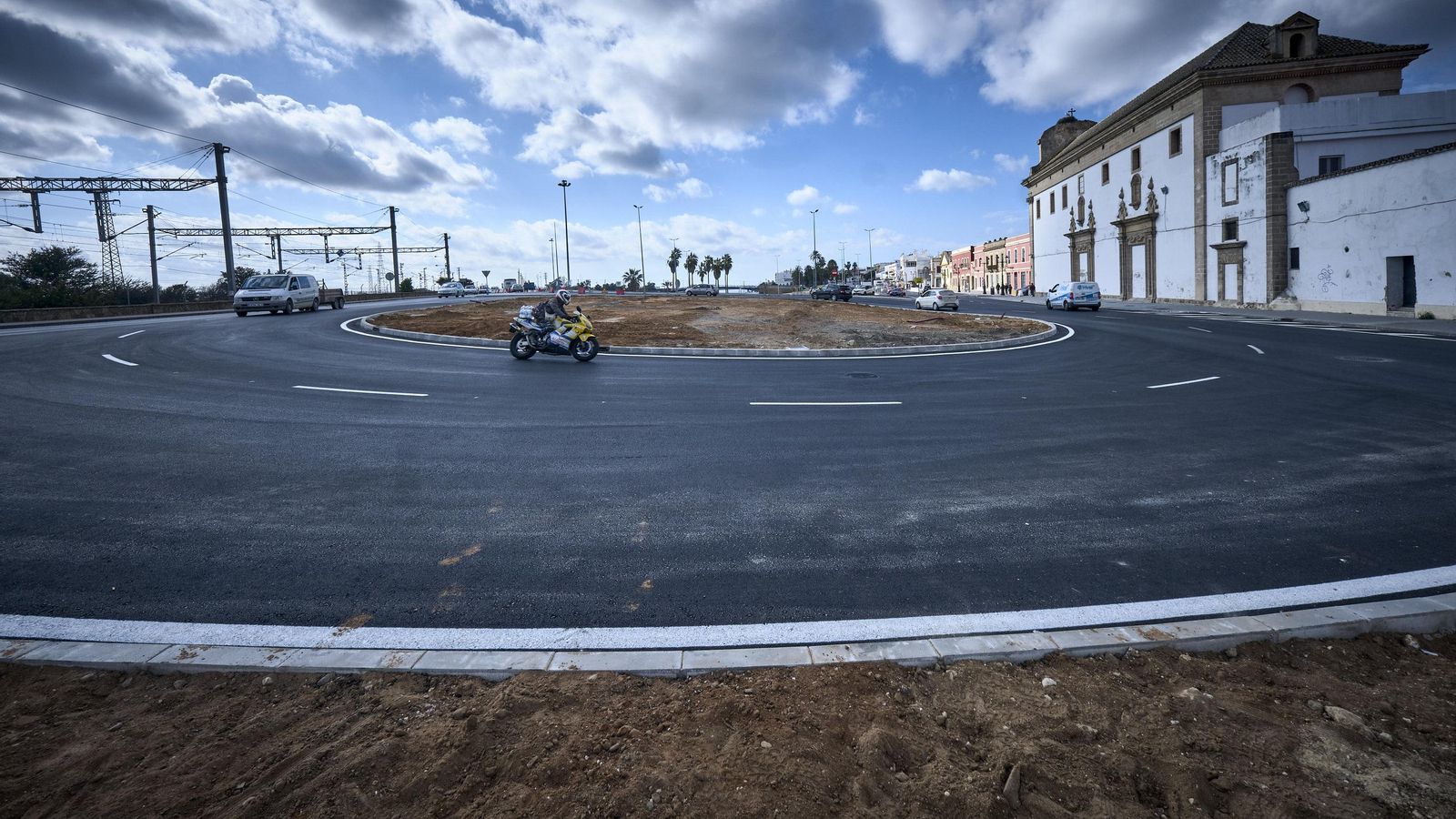 Se ha recuperado la enorme rotonda de la que en su día hubo que eliminar el célebre monumento de las velas.