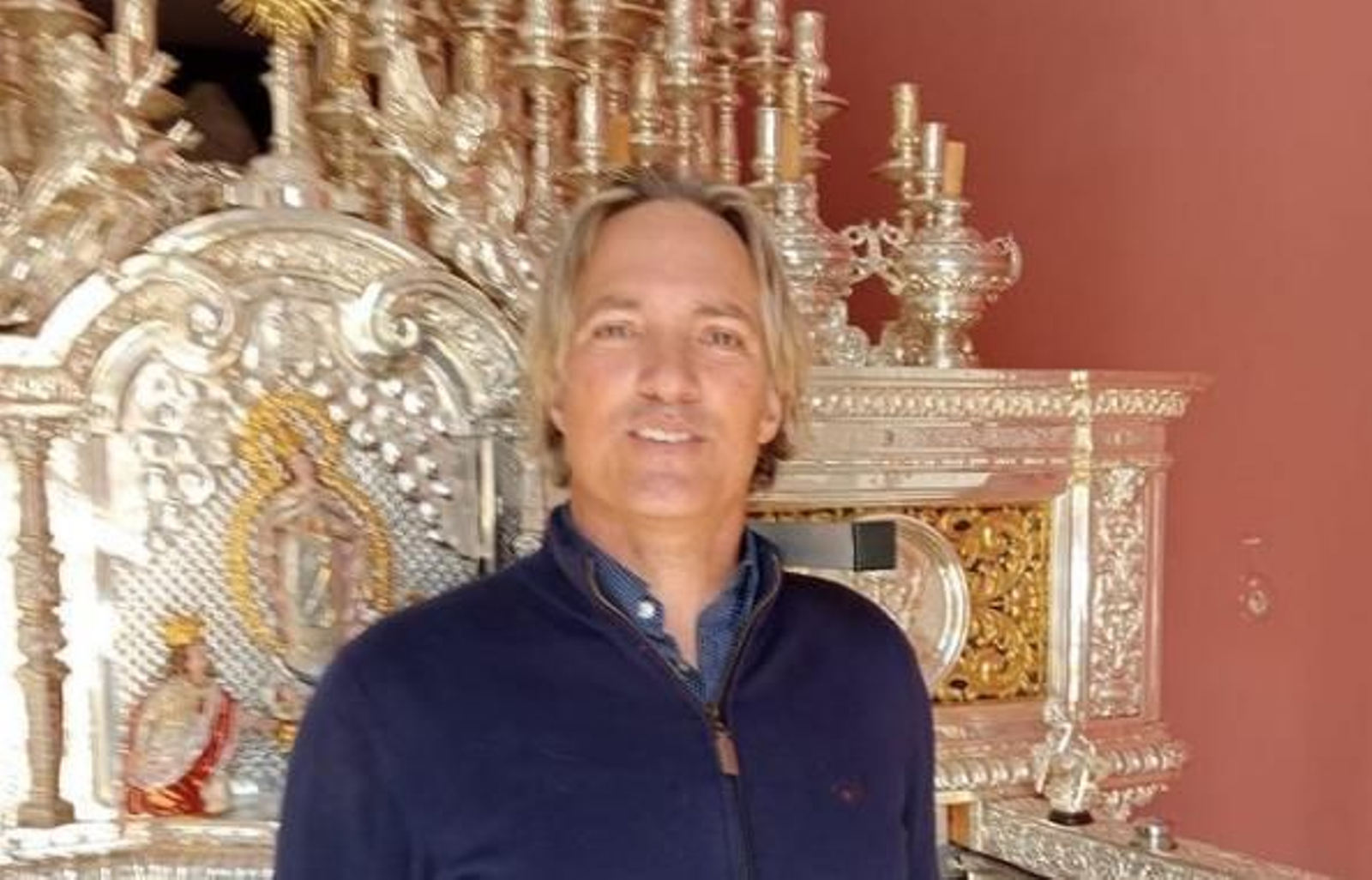 Ismael Beiro, posando con la delantera del palio que cargará