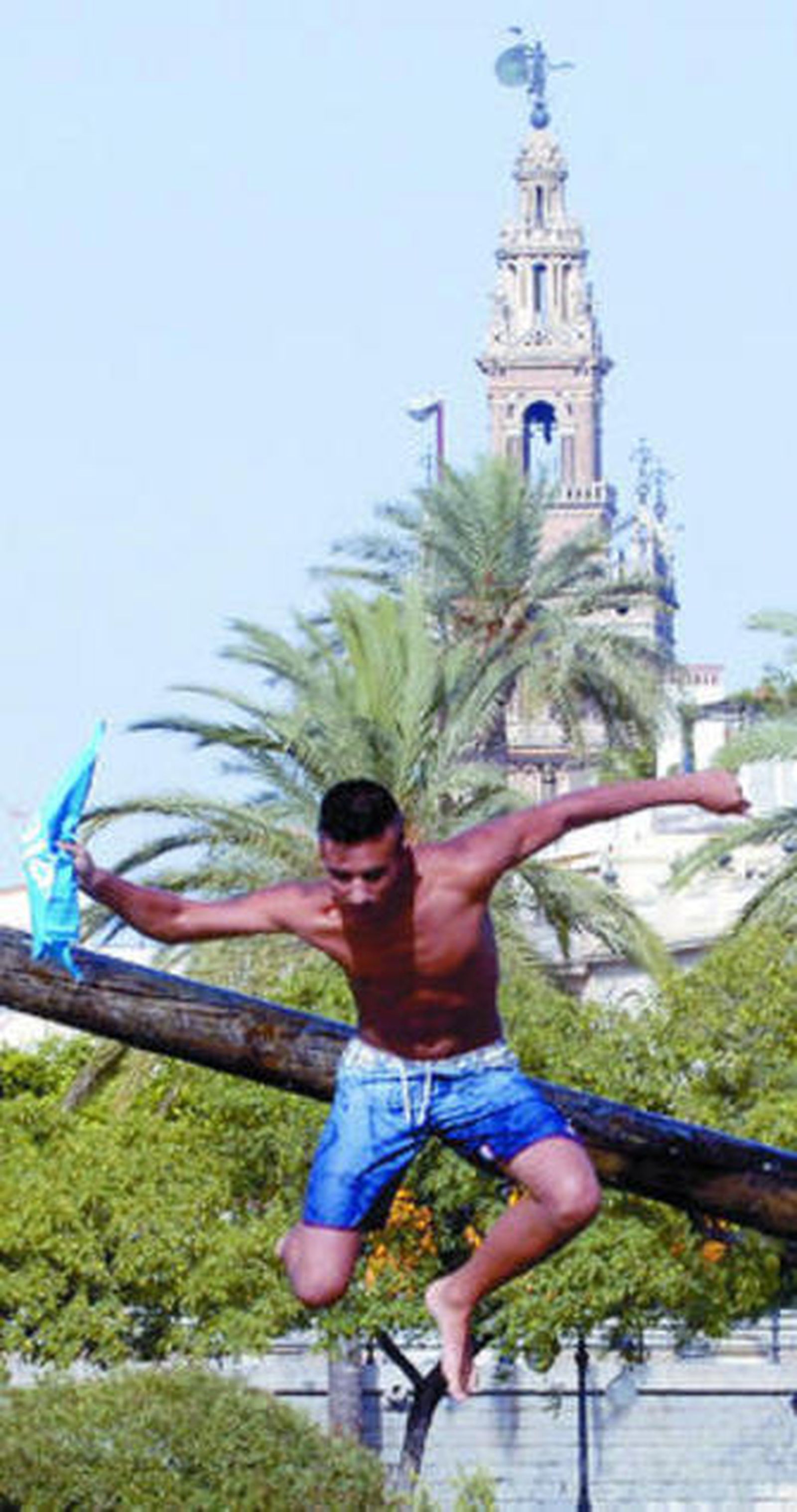 Uno de los participantes alcanza la bandera y cae al agua.