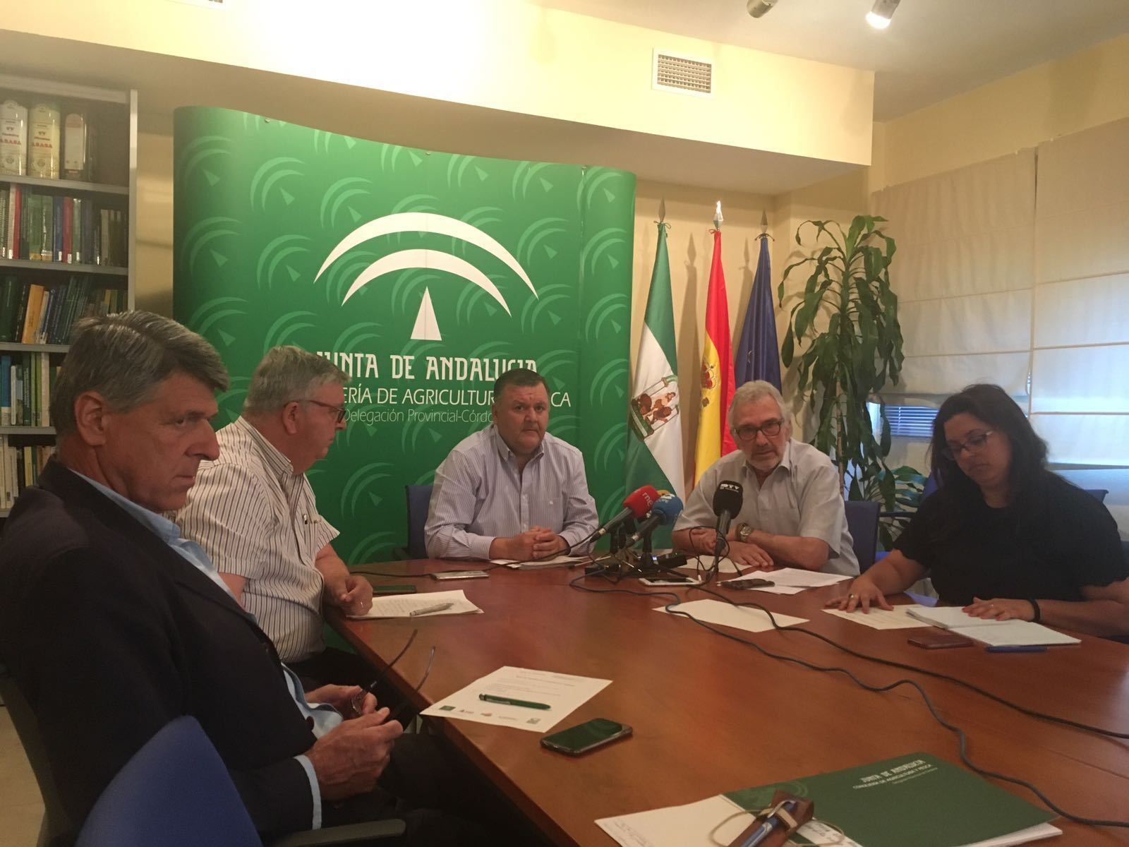 Sánchez de Puerta, Cobos, Zurera, Fernández de Mesa y Quintero, ayer, durante la reunión de la Mesa del Regadío.