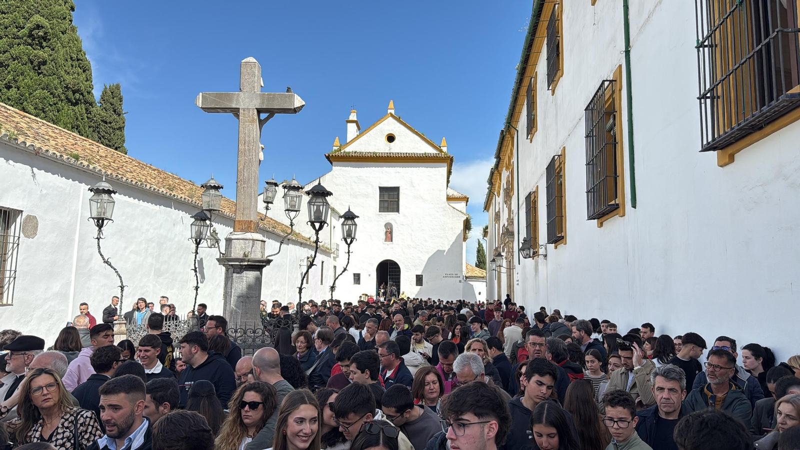 Recogimiento y lágrimas tras la suspensión de la procesión del Císter en este Martes Santo de Córdoba