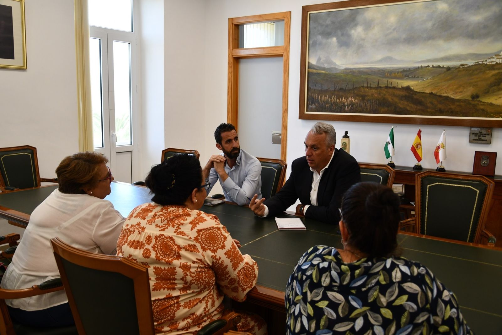 Ruiz Boix y David Ramos junto a los vecinos con los que se ha reunido.