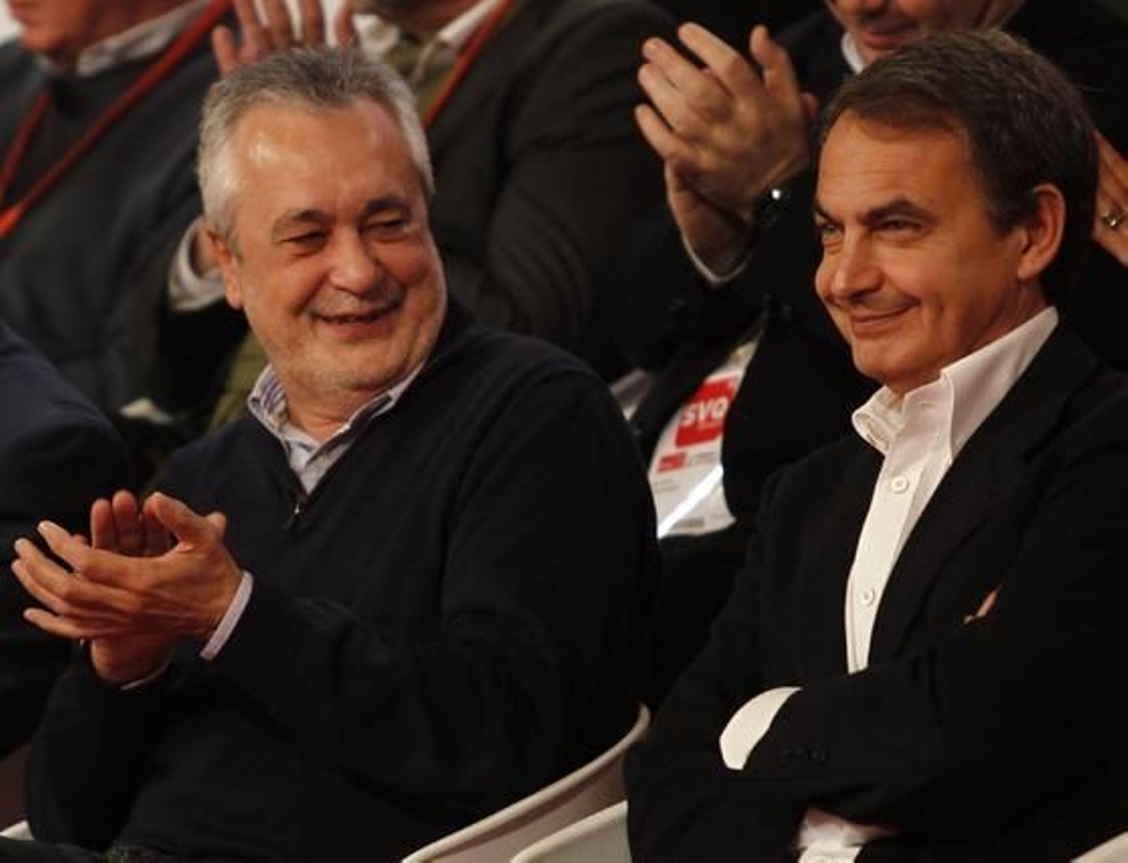 Griñán y Zapatero, sentados en la grada. / Antonio Pizarro