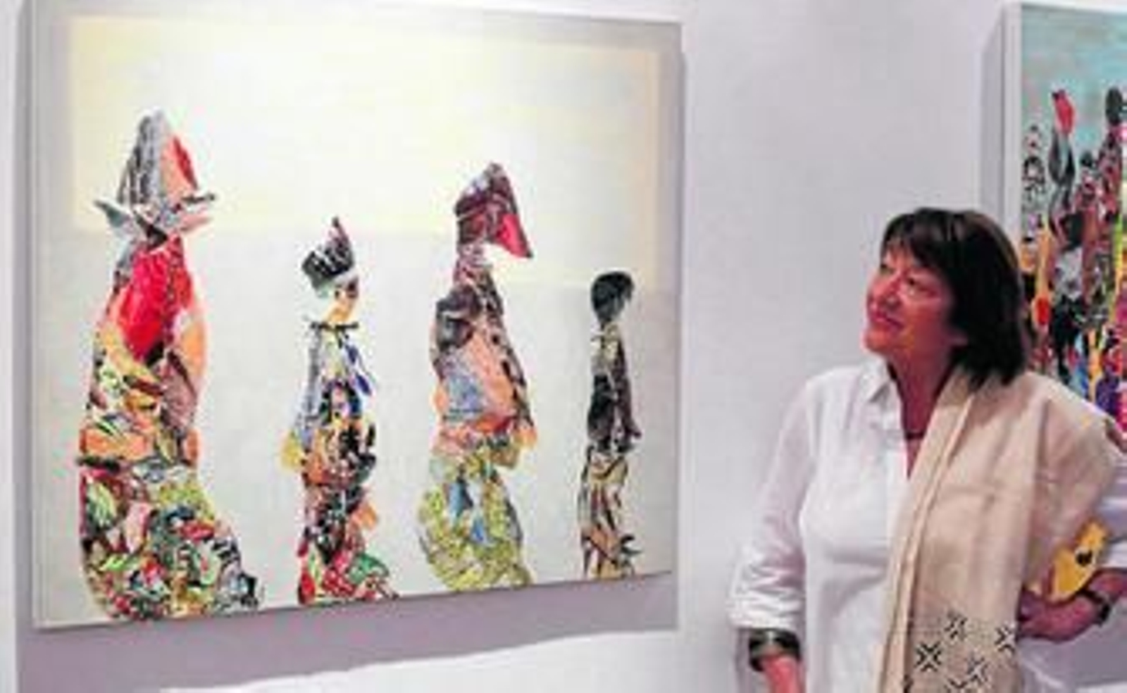 Eva Jecklin, ayer, en el Ateneo, con una de sus obras incluidas en la exposición.