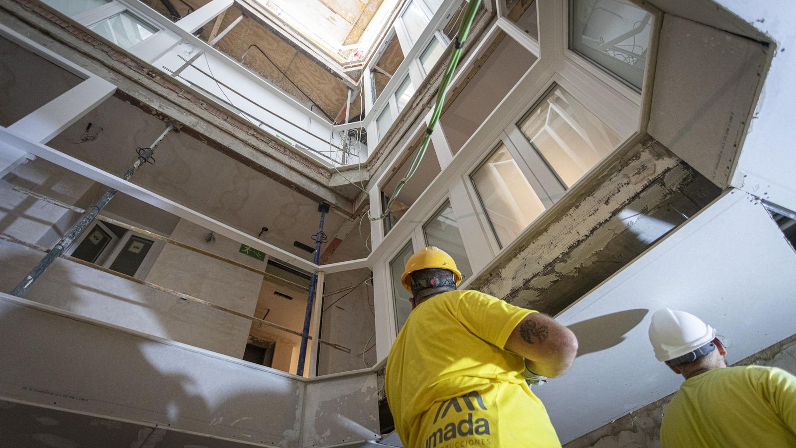 El interior en obras del edificio de apartamentos turísticos de la calle Villalobos.