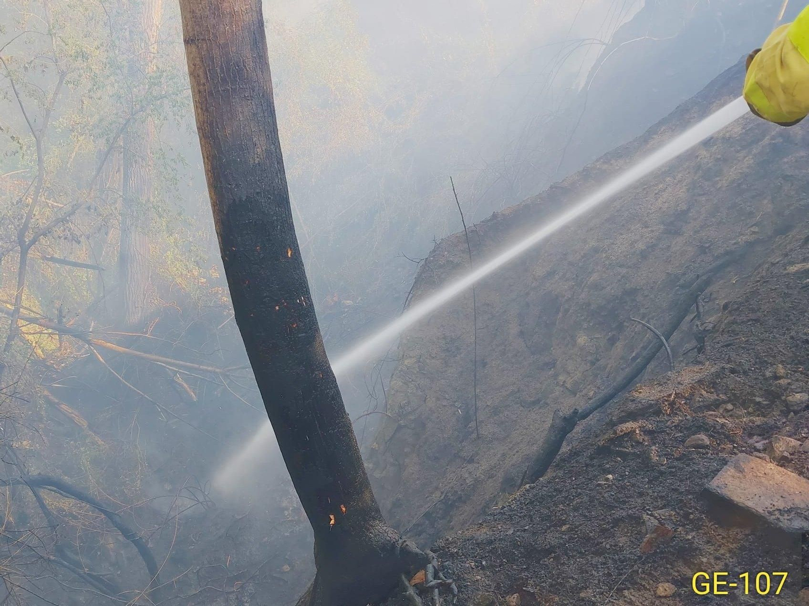 Un bombero trabaja en la extinción del fuego forestal en Dúdar