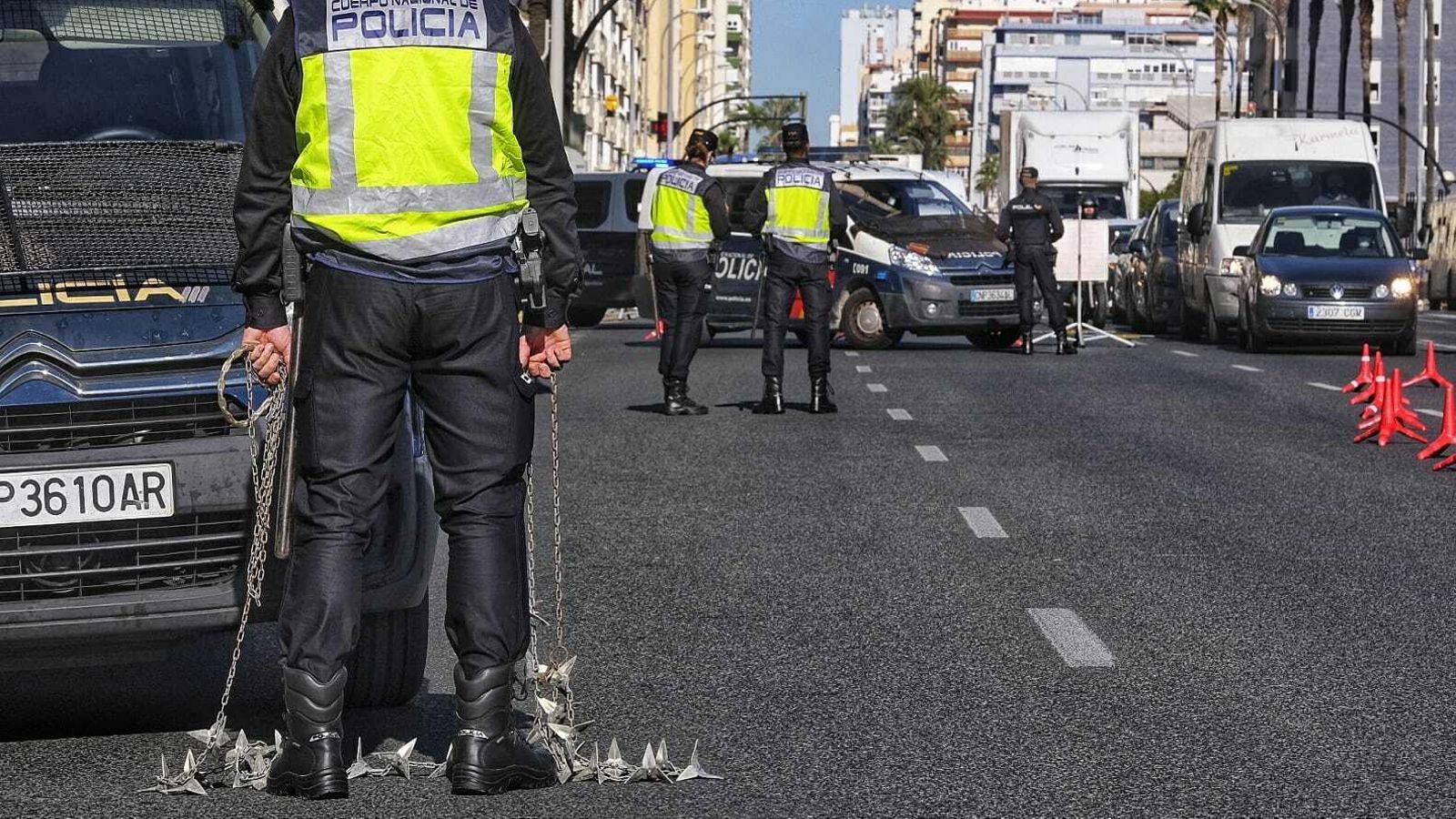 Agentes de la Policía Nacional controlan la salida de Cádiz.