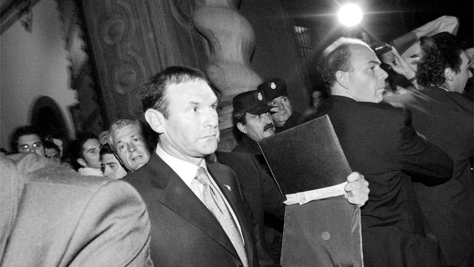 Ibarretxe tuvo que salir escoltado de la Universidad de Granada en 2003