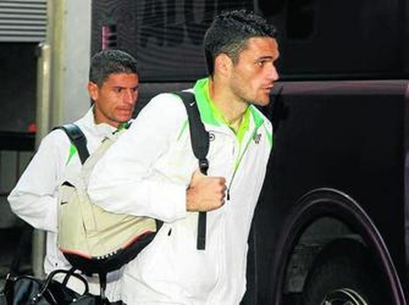 Jorge Molina, junto a Salva Sevilla, antes de partir de viaje.