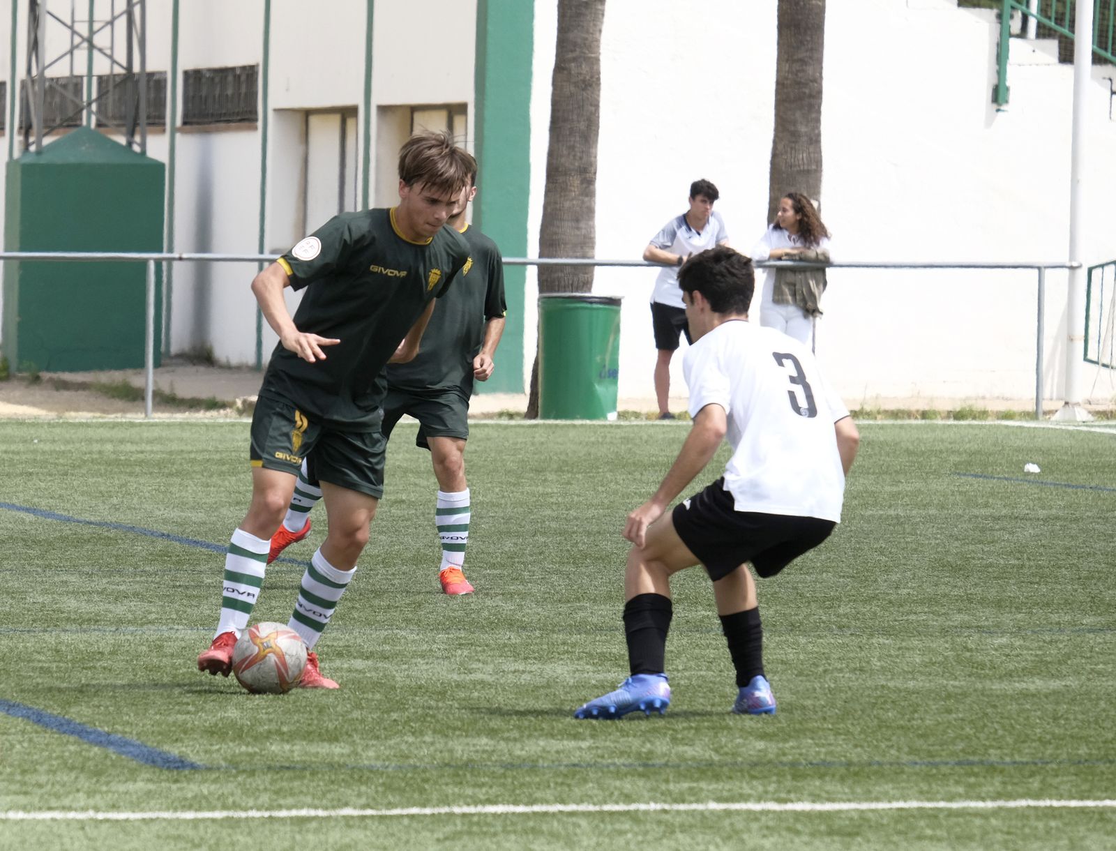 Salvi frente a un jugador del Calavera.