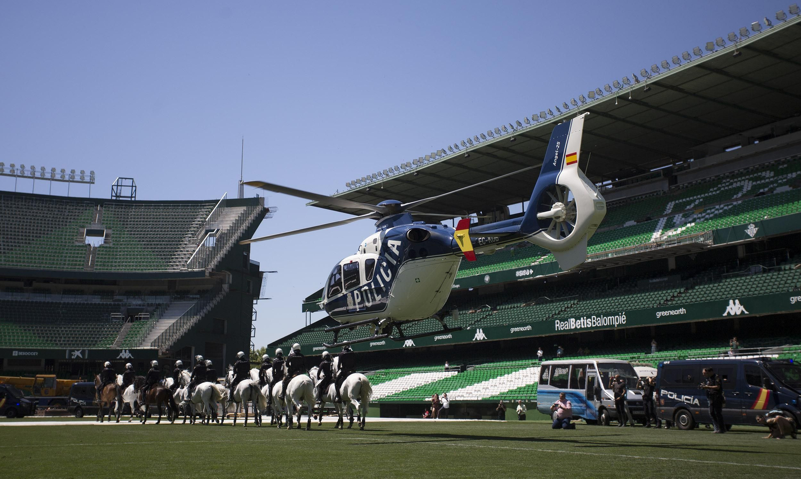Exhibición de la Policía Nacional en el Estadio Benito Villamarín