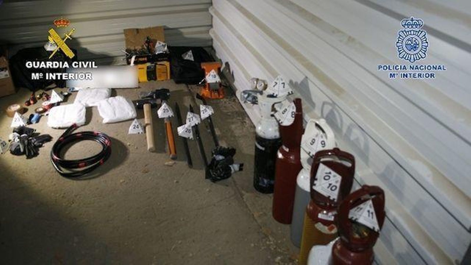 Bombonas de acetileno y material para fabricar bombas caseras.