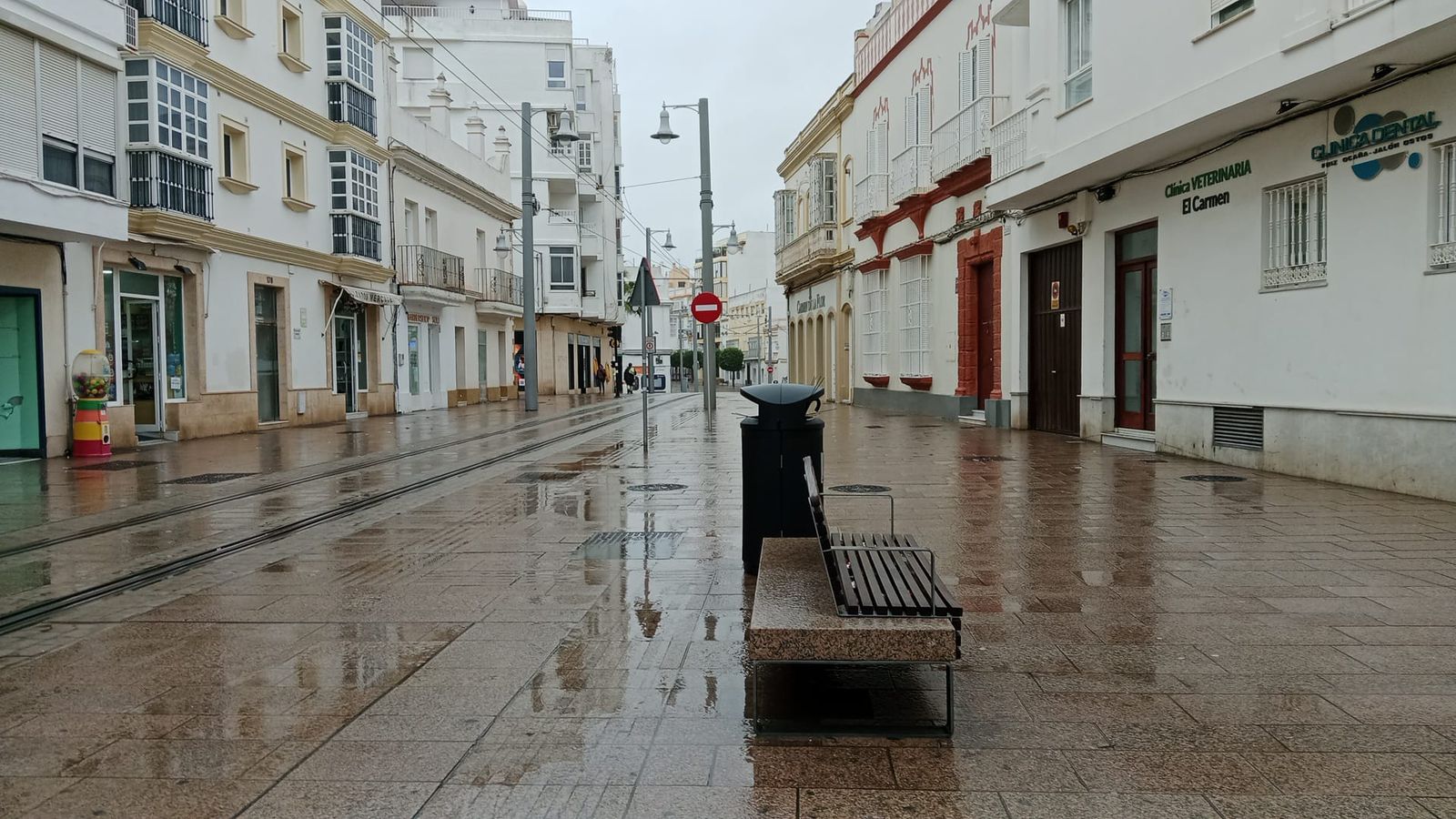 La calle Real muestra un aspecto desértico ante al alerta naranja en San Fernando