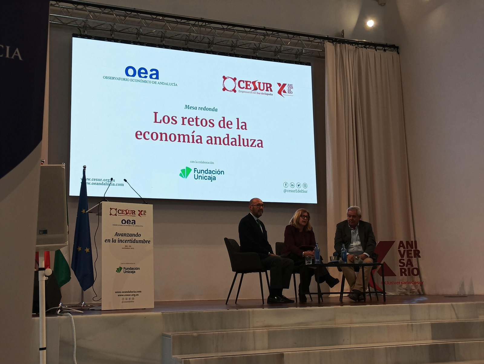 De izquierda a derecha: Francisco Ferraro, presidente del OEA, Elana Manzanera, presidenta del INE, y Joaquín Aurioles, profesor de Economía de la Universidad de Málaga.