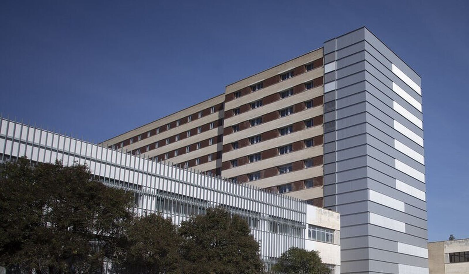 El gobierno local aprobó adecentar el exterior del nuevo Hospital Covid-19, en la imagen.