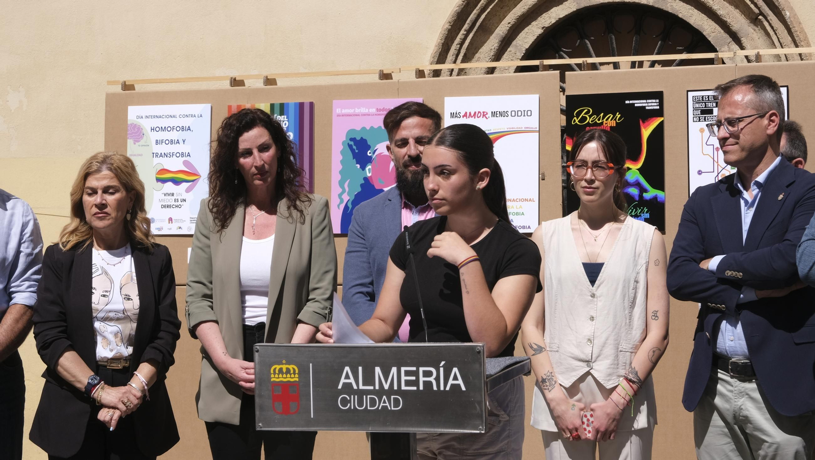 Lectura del manifiesto del Día Internacional contra la Homofobia en Almería, en imágenes