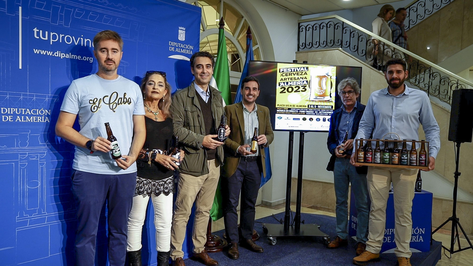 Los responsables del evento, felices con una cerveza artesana.