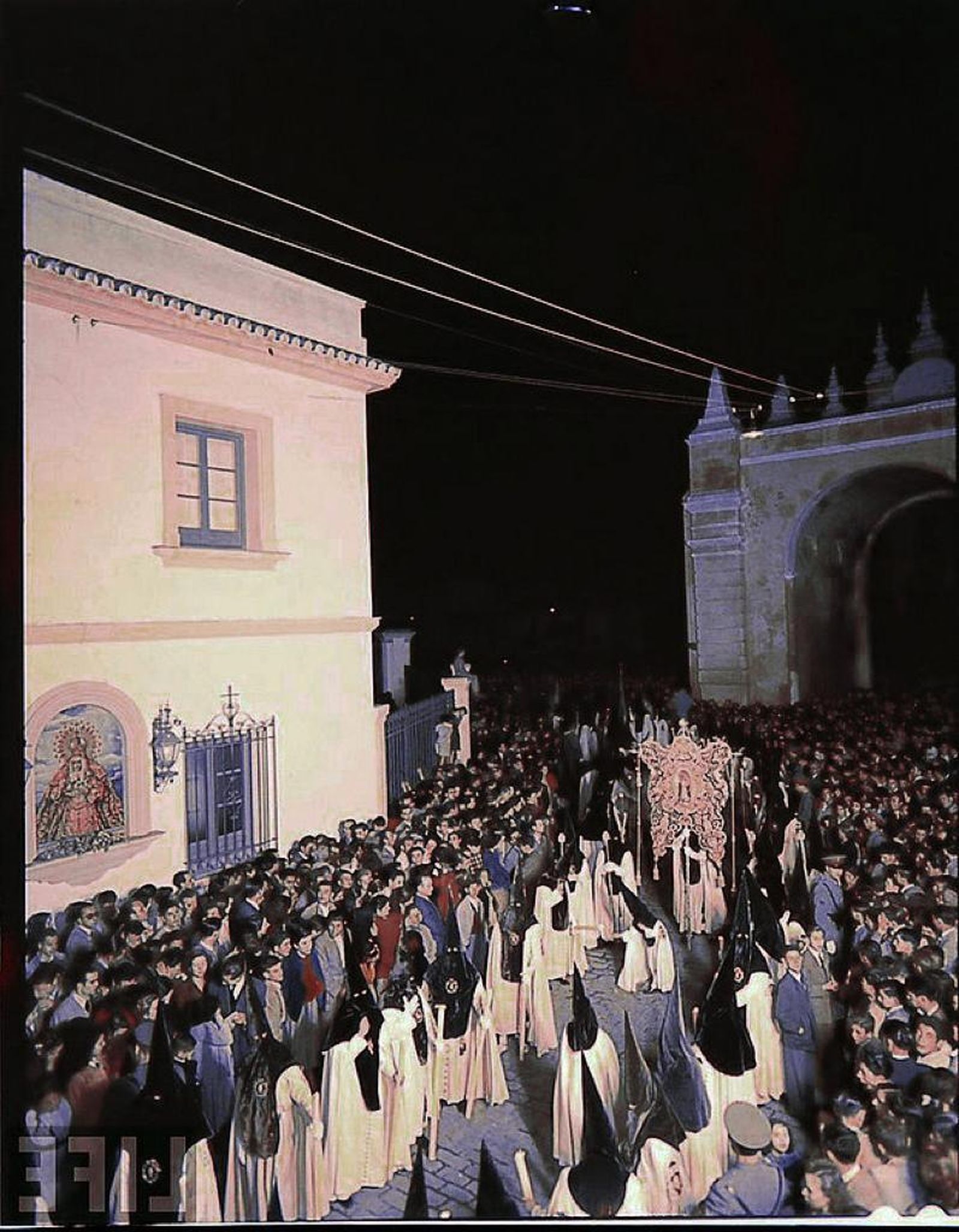 Nazarenos de la Macarena desembocan en la calle San LUis