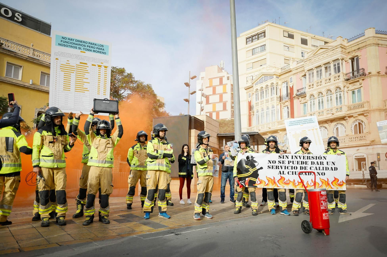 Imágenes de la manifestación de bomberos en Almería