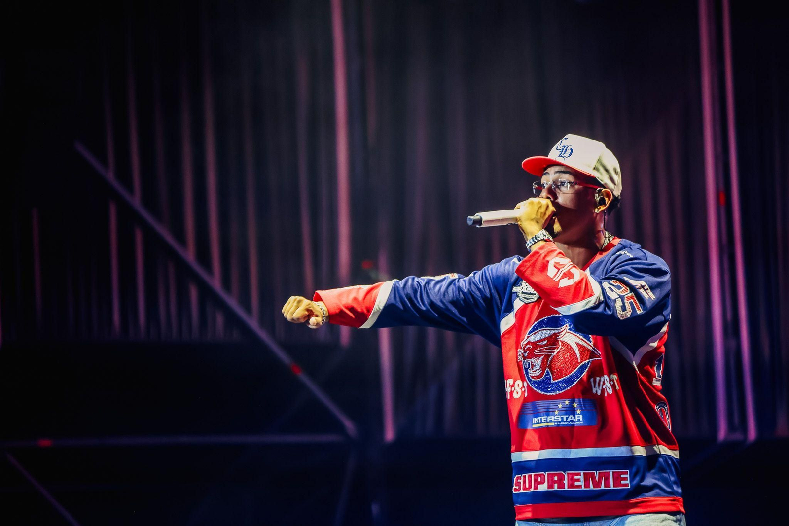 Un momento de la actuación de Myke Towers