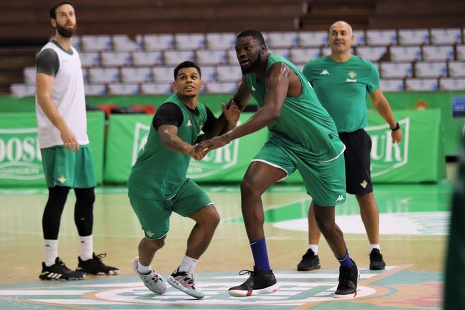 Curro Segura observa a Ndoye y Campbell durante un entrenamiento.