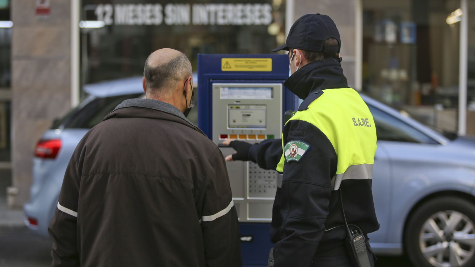 Un trabajador del SARE informa a un residente de cómo tiene que sacar su tique.