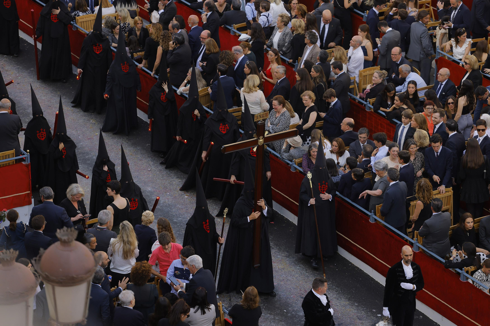 Las imágenes del Santo Entierro Grande, a su paso por la Plaza de San Francisco, en la Semana Santa de Sevilla 2023
