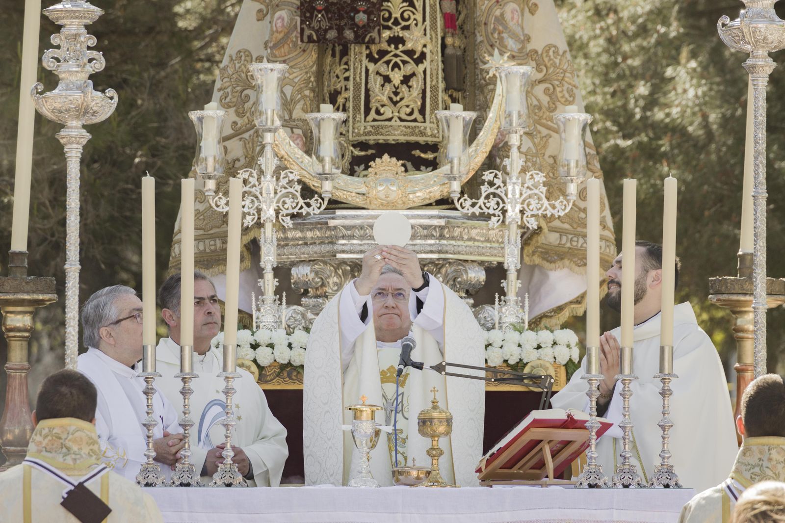 Misa de campaña frente a la parroquia del Cristo de la Sed con la Virgen del Carmen