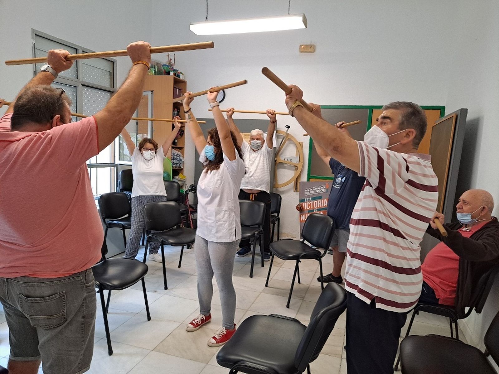 Usuarios de la Asociación durante un taller de terapia.