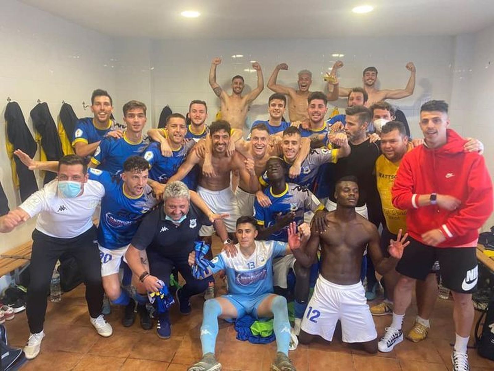 La plantilla del Coria, exultante tras el triunfo en Conil.