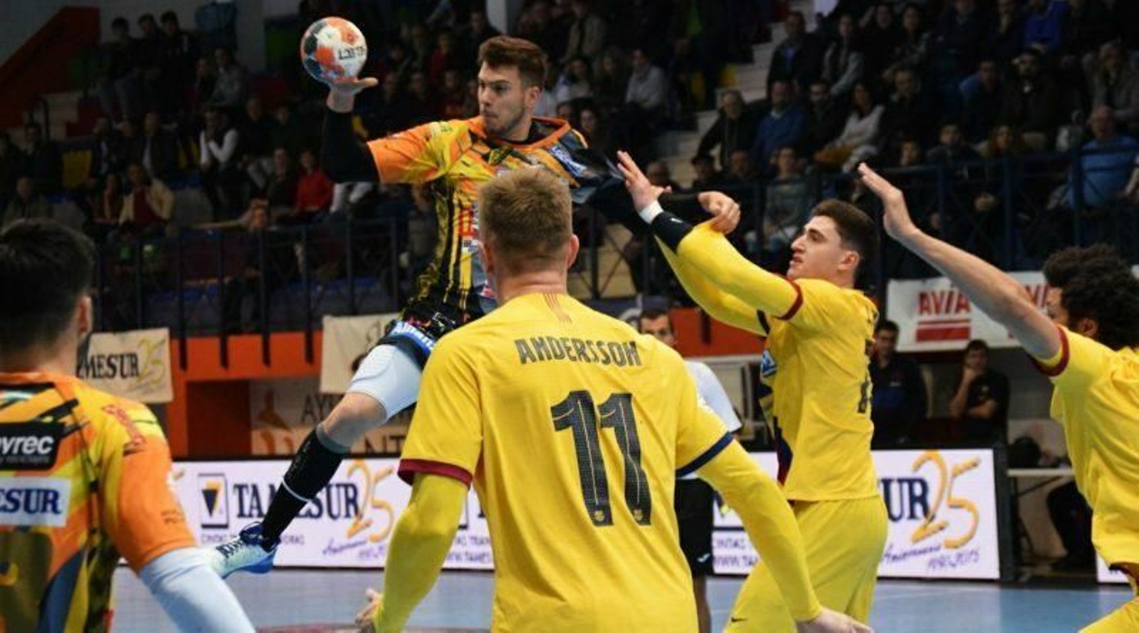 David Estepa intenta dar un pase en nueve metros ante la defensa del Barcelona.