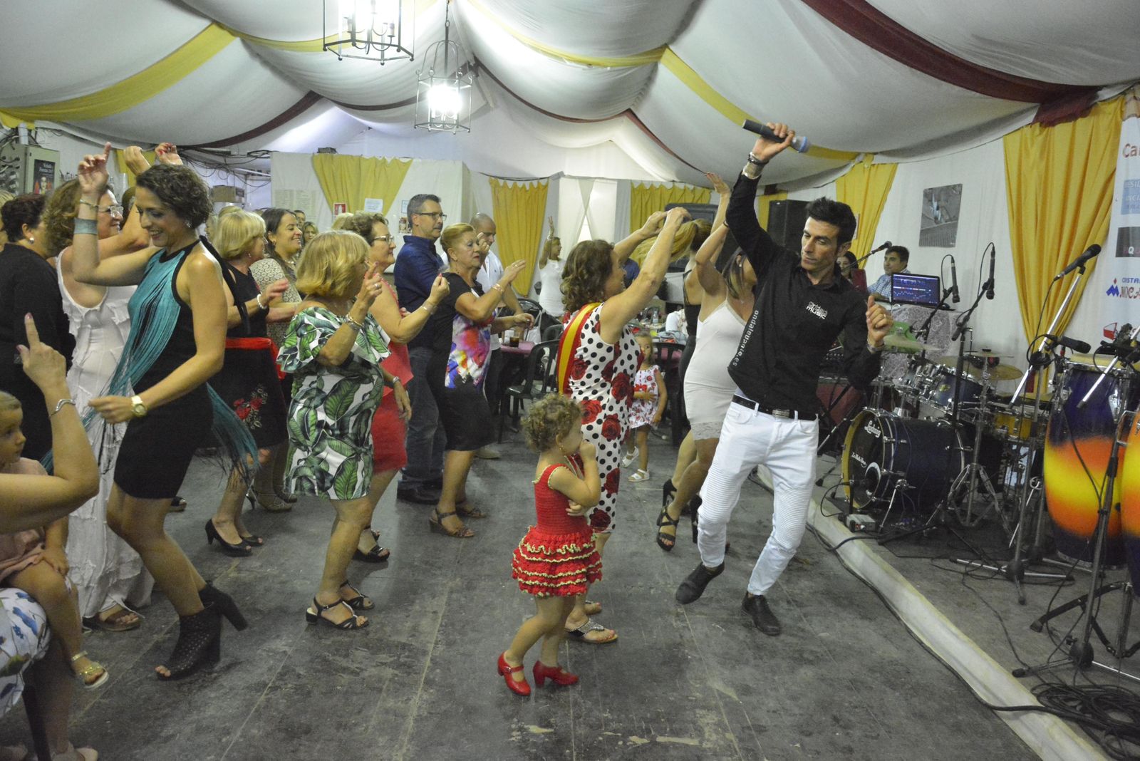 1. Aspecto que presentaban las calles del recinto ferial, llenas de gente. 2. Baile y diversión en una de las casetas. 3. Un grupo de amigas se lo pasa bien. 4. La corte juvenil, a punto de reponer fuerzas para encarar una nueva noche. 5. Los niños disfrutaron de las últimas vueltas en los cacharritos. 6. En muchas casetas no cabía ni un alfiler y se aprovechaban todos los huecos para bailar. 7. Tiempo de buena compañía con familiares y amigos.