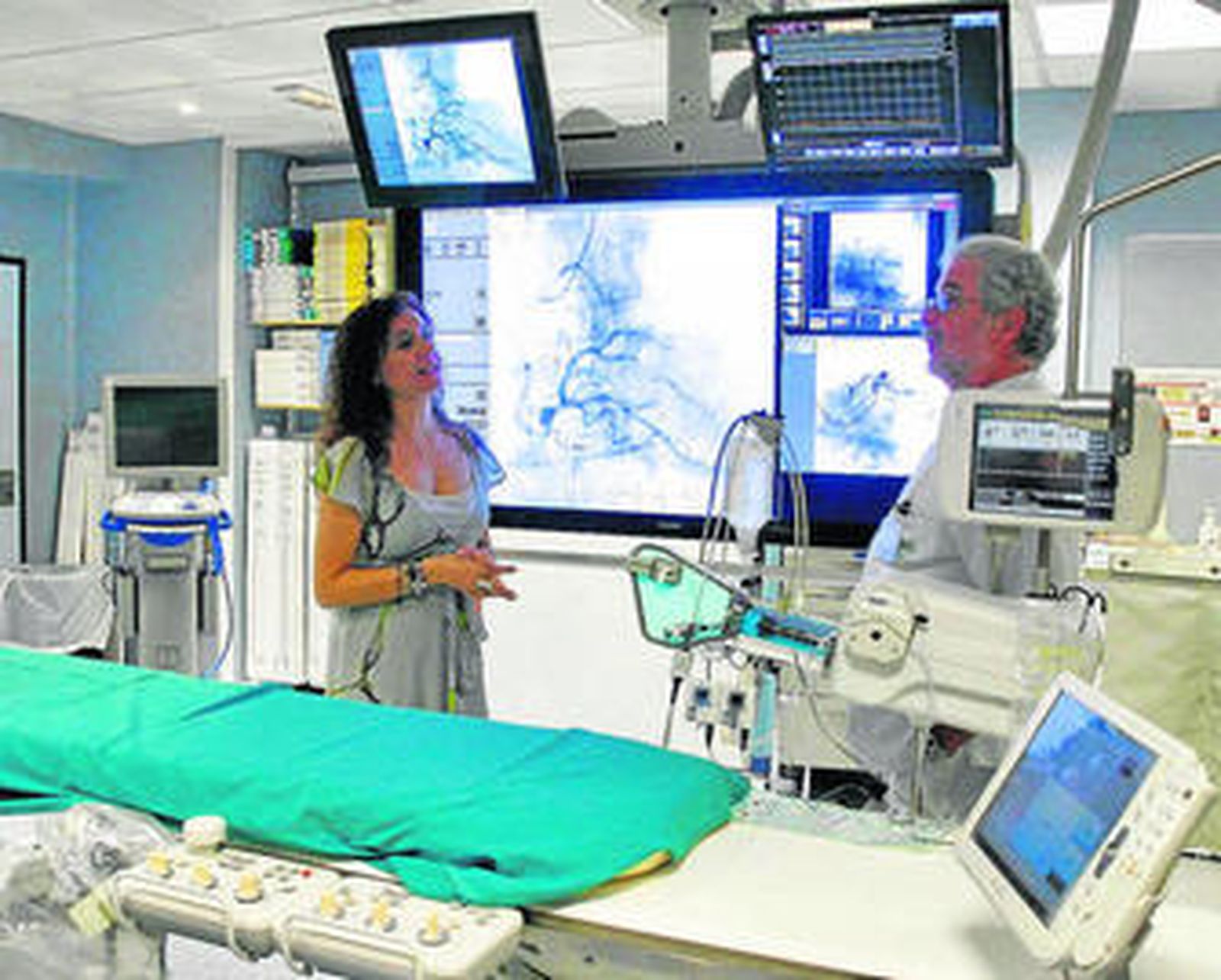La consejera visita una de las dependencias de hemodinámica del servicio de cardiología.