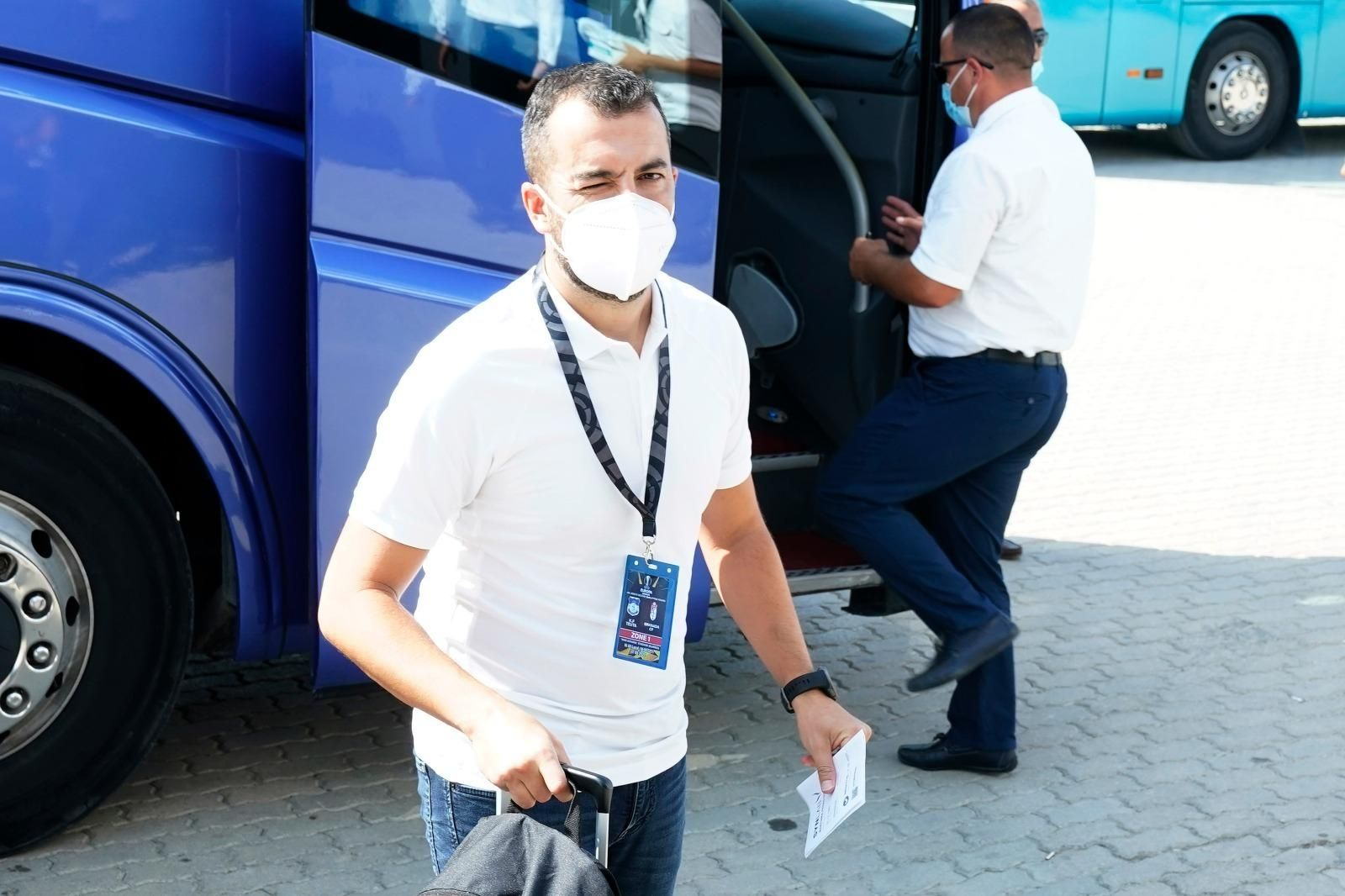 Diego Martínez guiña un ojo al llegar al estadio del Teuta