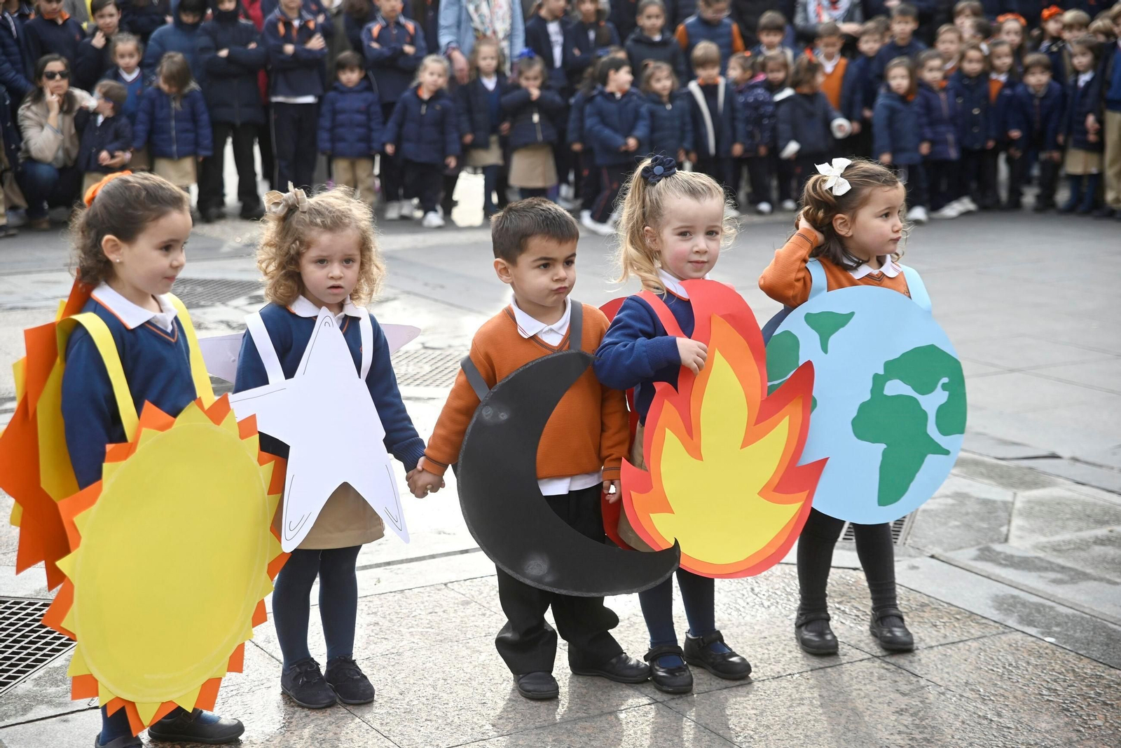 El reconocimiento del colegio Divina Pastora a los colectivos que protegen a los demás, en imágenes