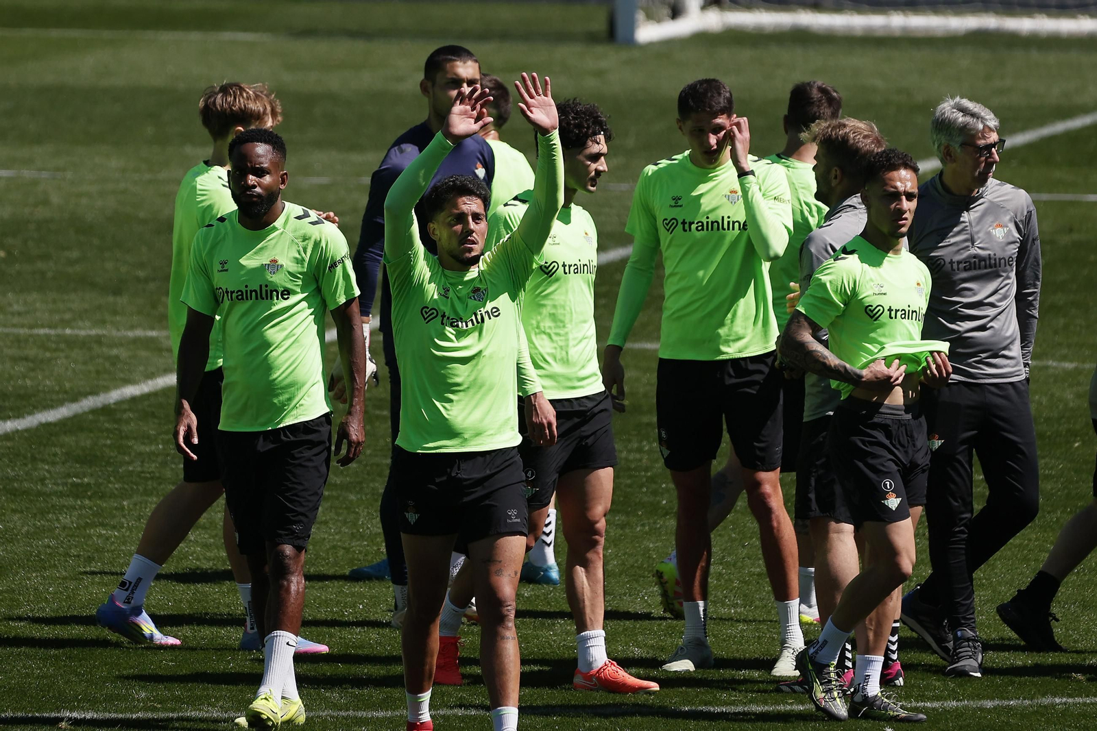 Las imágenes del gran ambiente en el entrenamiento del Betis